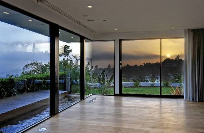 How to decorate floor to ceiling windows